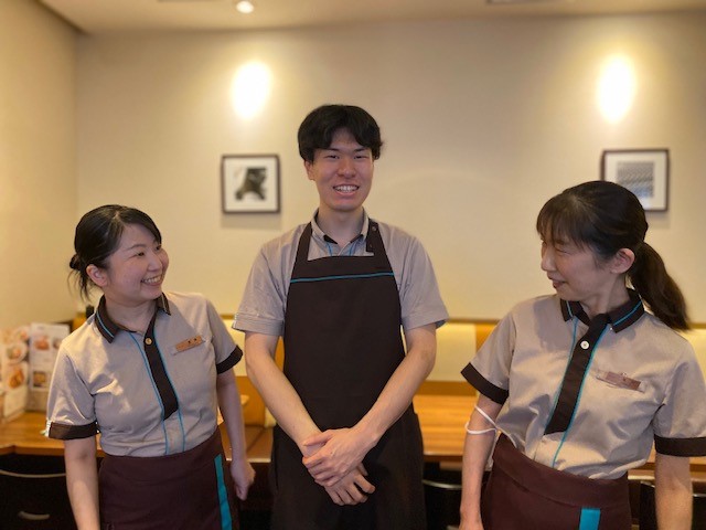 株式会社セブン＆アイ・フードシステムズが運営するデニーズ綾瀬駅前店のスタッフが談笑している様子