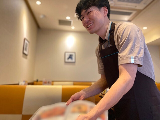 株式会社セブン＆アイ・フードシステムズの平賀さんがメニューを紹介している様子