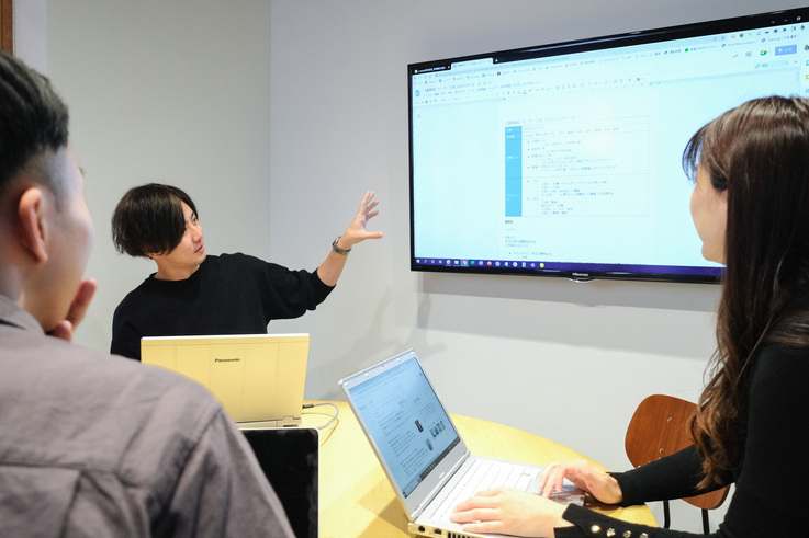 事業について話し合うa-works株式会社のメンバー3人
