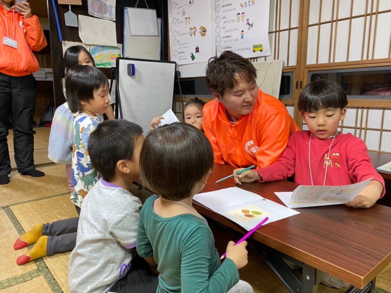 NPO法人野外遊び喜び総合研究所のインターン生と子どもたちのふれあい