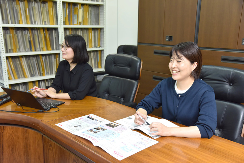 談笑する公益財団法人アフィニス文化財団の小﨑さんと成松さん