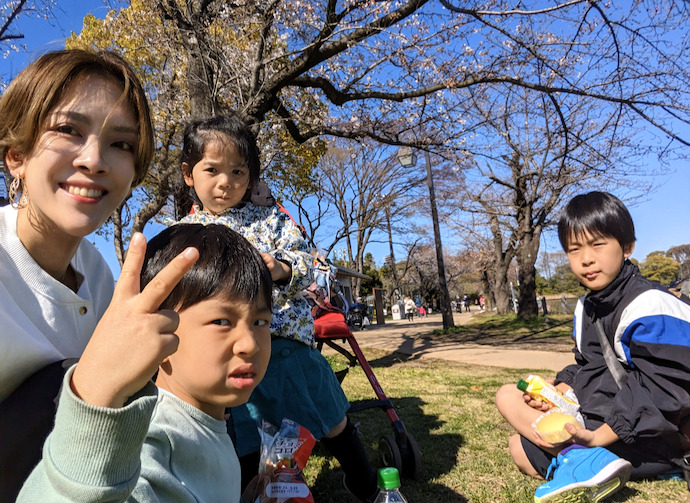 アガサ株式会社の松岡さんとお子さん