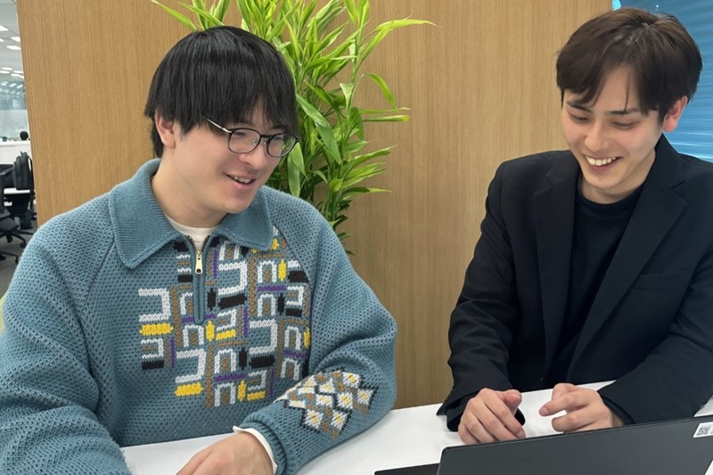 アンファー株式会社のメンバーたちが勤務中にコミュニケーションをとっている様子