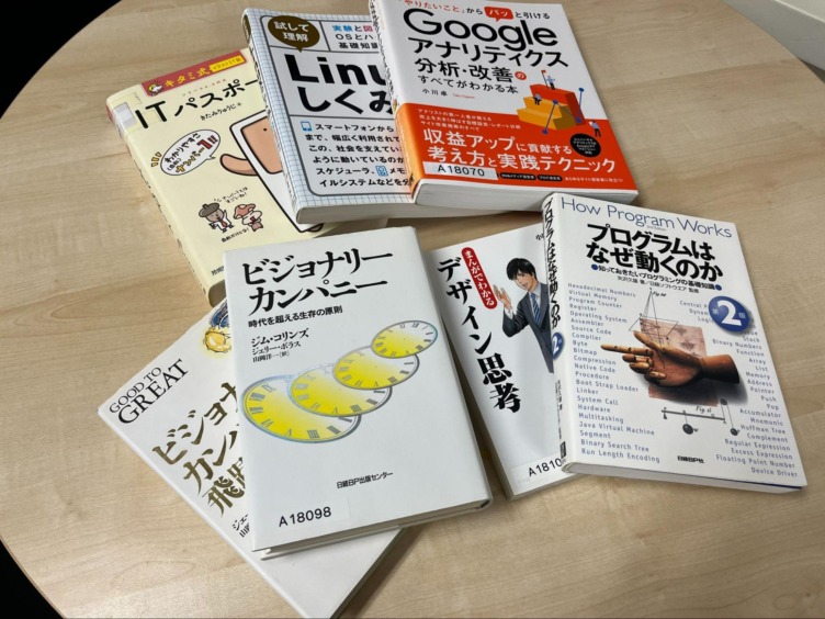 アクサス株式会社内にあるAX図書館（エンジニア関連の参考書やビジネス書籍が借りられる）の図書の一部