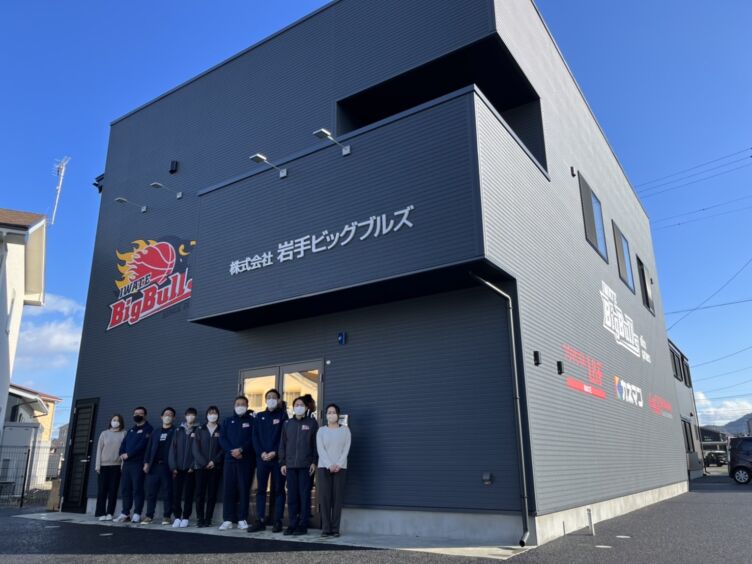 株式会社岩手ビッグブルズのメンバーによる新社屋前での集合写真