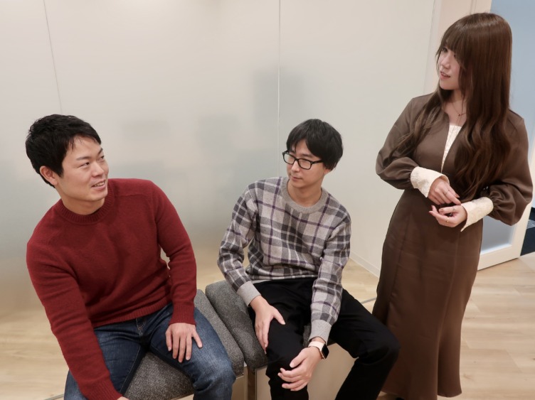 ビットバンク株式会社の加藤さん、東口さん、砂川さんが集合するようす