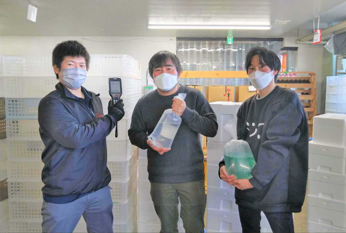 株式会社チャームの3名の出荷スタッフによる集合写真