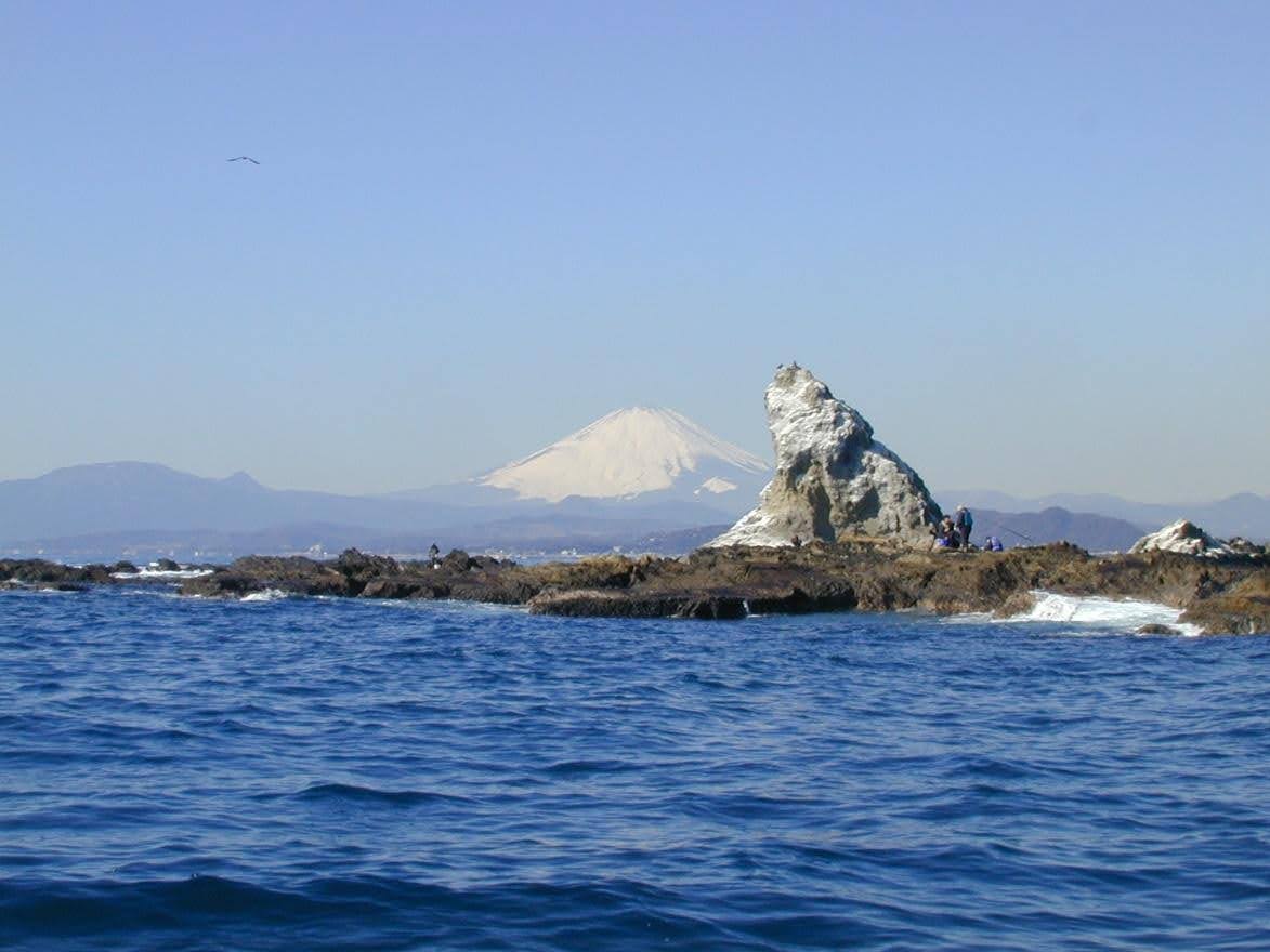 茅ヶ崎のシンボルであるえぼし岩とその後ろに見える富士山