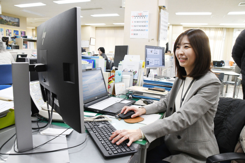 恵庭市役所で活躍する女性職員の様子