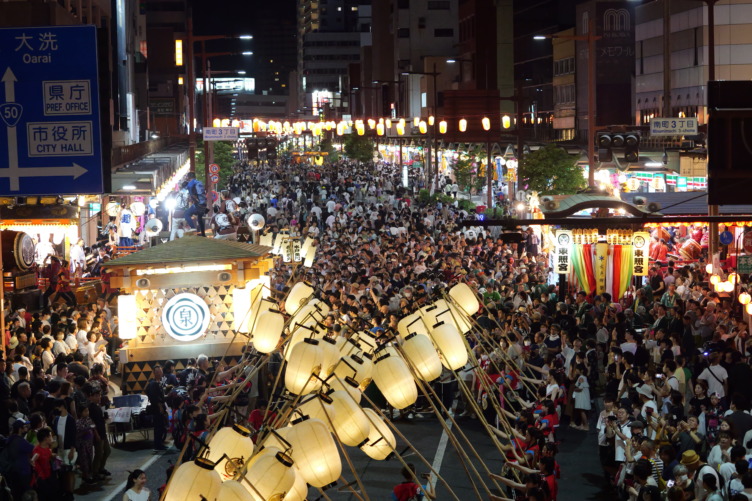 水戸市で夏に行われる黄門まつりの様子