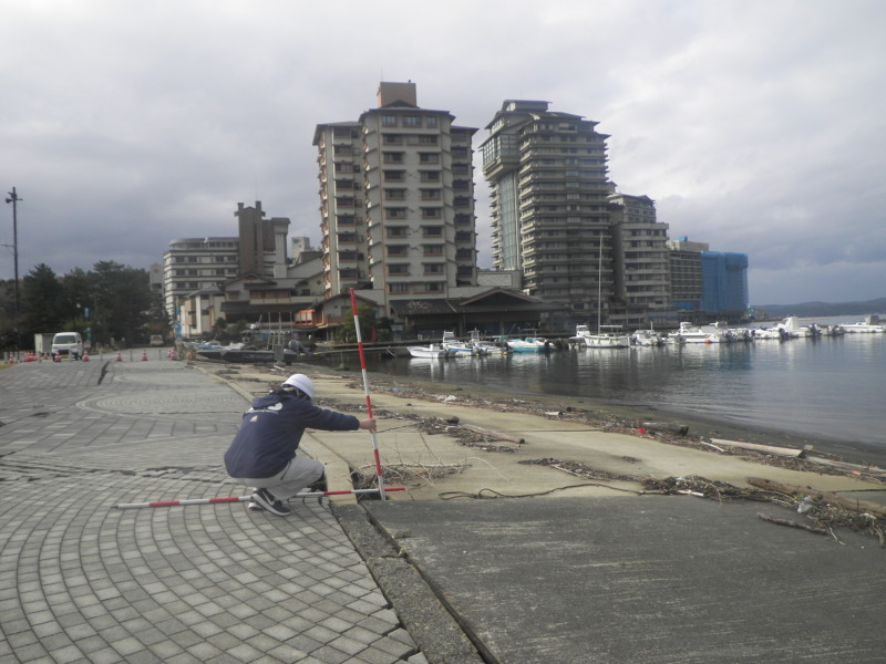 七尾市役所の土木技師職員が湾岸部の現地調査をする様子