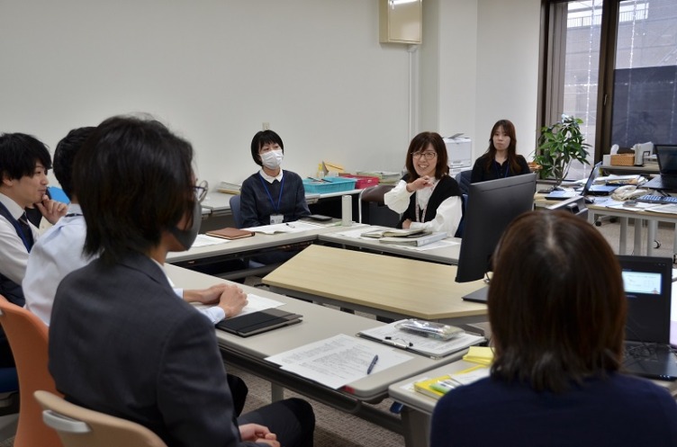 会議中の奈良市役所の職員の皆さん