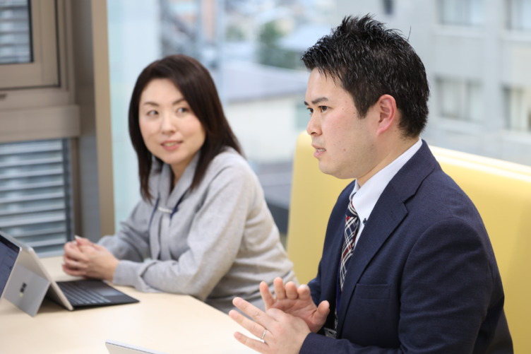 インタビューに応える末宗さんと小泉さん