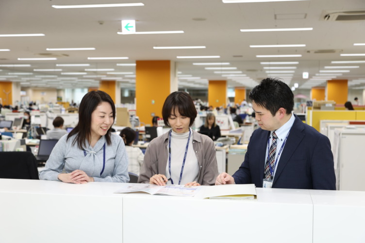 資料を見つめながら話し合う新潟市職員