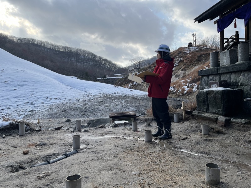 地獄谷の現場で確認作業をする登別市役所の熊谷さん