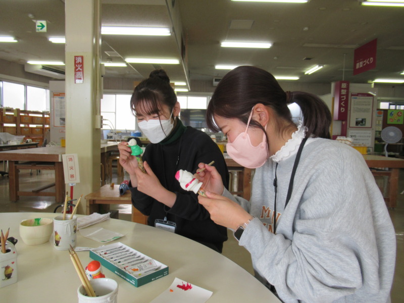 愛知県瀬戸市の研修：セトノベルティへの絵付け体験の様子