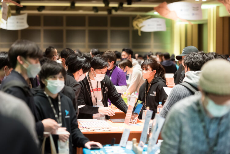 Coral Capitalのイベント「STARTUP AQUARIUM」で多くの人が交流する様子