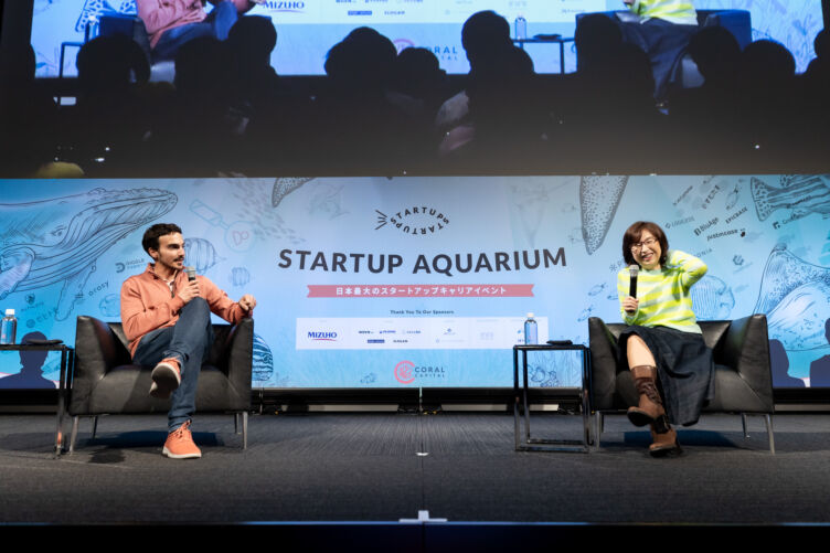 Coral Capitalのイベント「STARTUP AQUARIUM」のステージ上で談笑するCoral Capitalの代表James RineyさんとDeNA代表取締役会長の南場智子さん