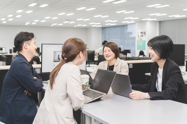 株式会社ツクルバのオフィスでの仕事風景