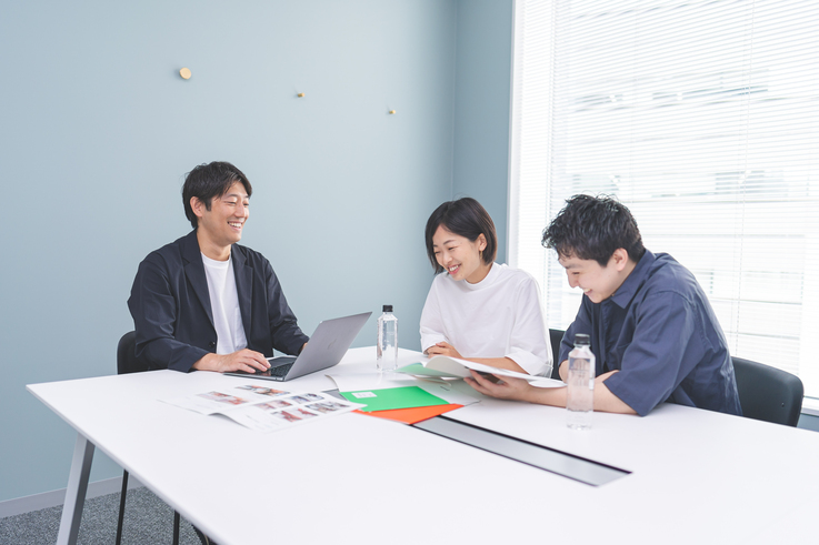 株式会社ツクルバの社員の談笑風景