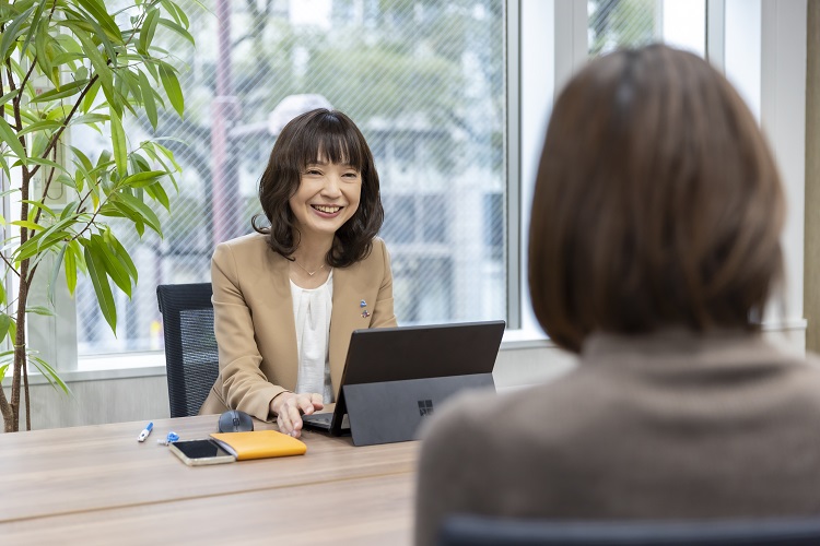 面談中の株式会社クリエアナブキの女性社員