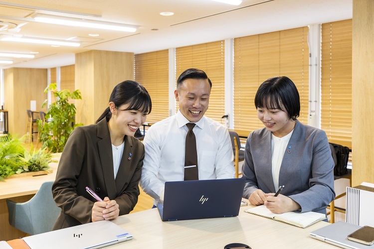 打ち合わせ中の株式会社クリエアナブキの社員たち