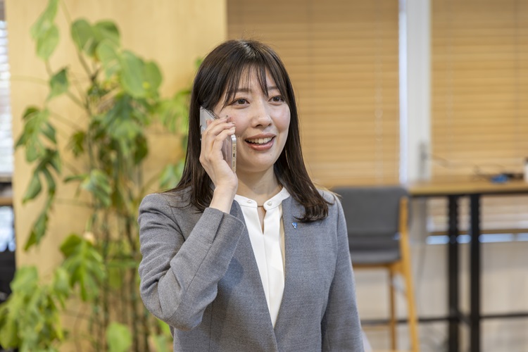勤務中の株式会社クリエアナブキの社員