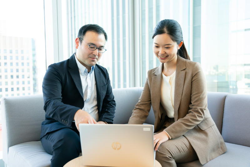 株式会社シーユーシーの髙橋さんと平山さんがパソコンを見ている様子