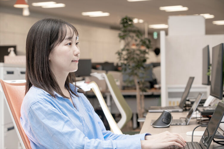 デジタルハリウッド株式会社の女性社員の勤務風景