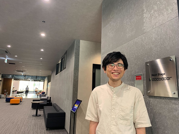 ドコドア株式会社のオフィスで笑顔を見せるメンバー