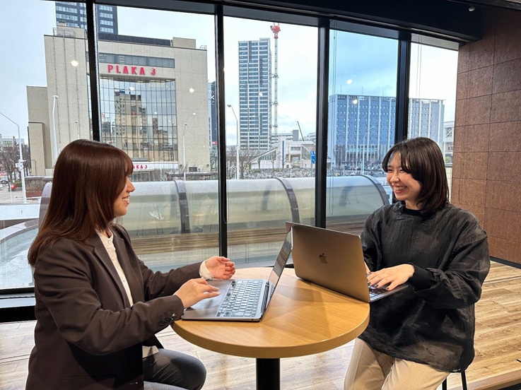 ミーティングをするドコドア株式会社のメンバー