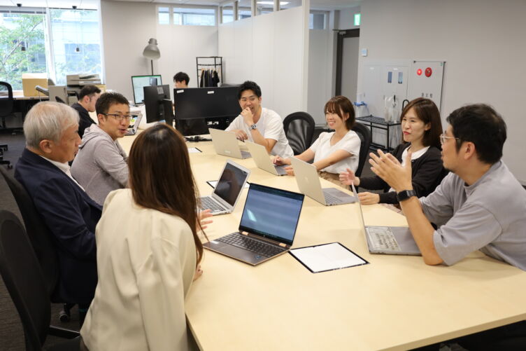 イークラウド株式会社の社内会議風景