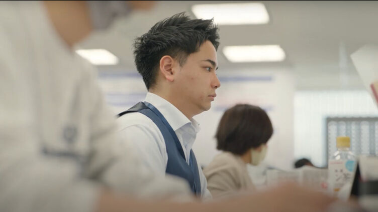 仕事をする株式会社タイズの男性社員