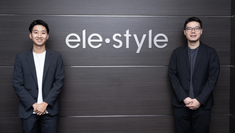 ELESTYLE株式会社エントランスでの瀧渕さんと張さんのツーショット