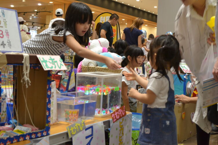 一般社団法人ユメ・フルサトが開催する「こども夢の商店街」でのお店屋さんの様子