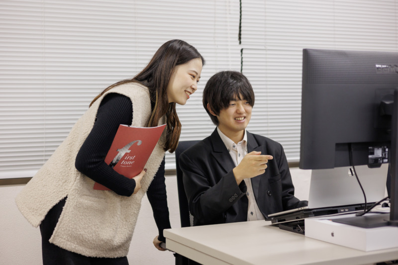 談笑する株式会社ファーストトーンの白川さんと松田さん