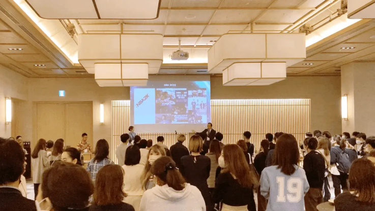 株式会社フラッグの社員総会にたくさんの社員が出席している風景