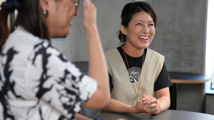 株式会社フラッグの執行役高田道代さんがお話している風景