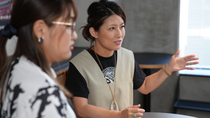 株式会社フラッグの執行役員高田道代さんが話している風景