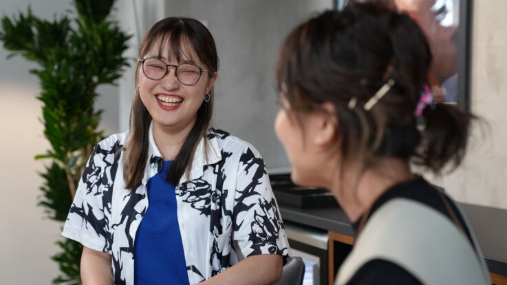 株式会社フラッグのコーポレートデザイン部マネージャー田上友紀さんが笑っている風景