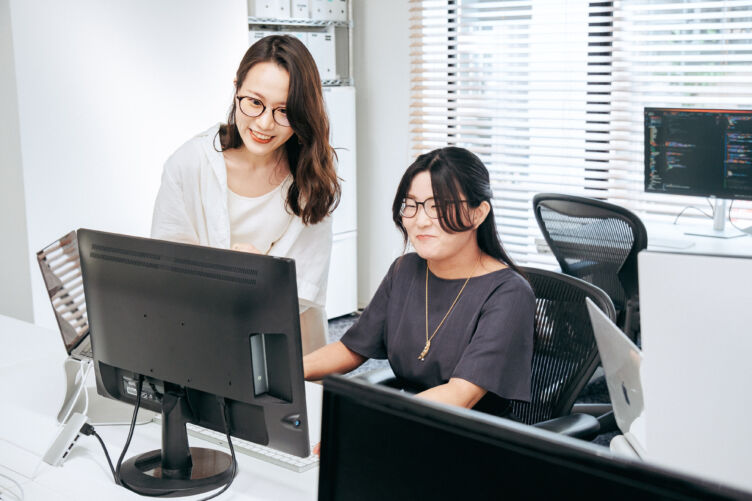 株式会社FLATのメンバー2名による執務風景