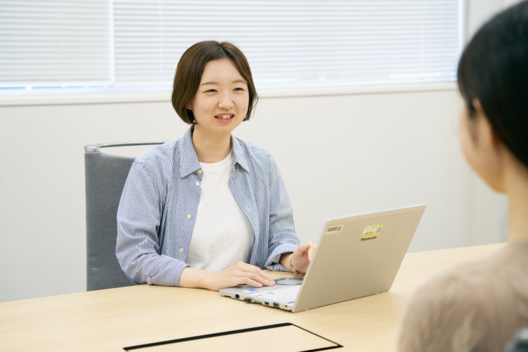 古野電気の古澄さんが女性社員と話している様子