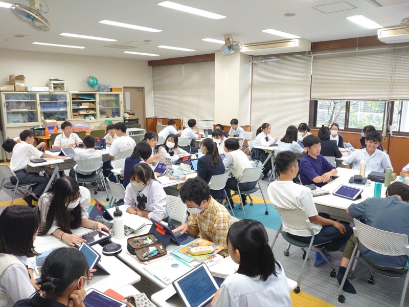 東京学芸大学附属竹早中学校の生徒たちのグループディスカッション風景