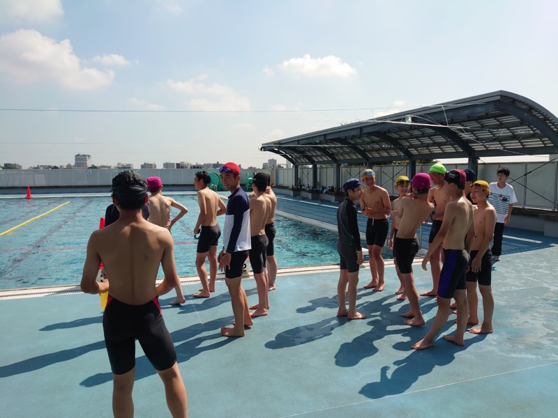 東京学芸大学附属竹早中学校のプール授業風景