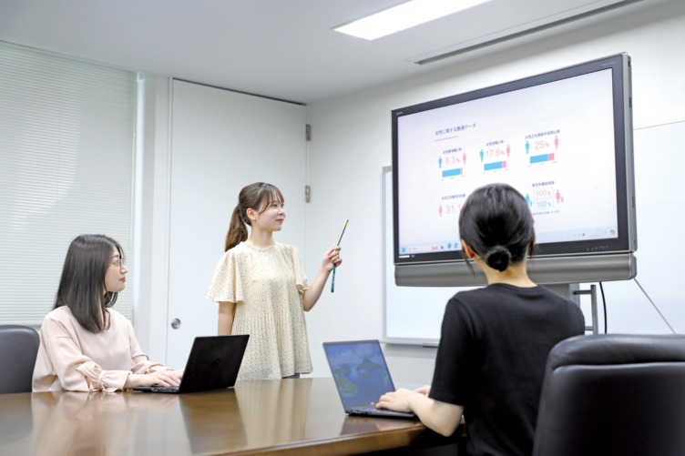 会議中の株式会社技研製作所の女性社員の様子