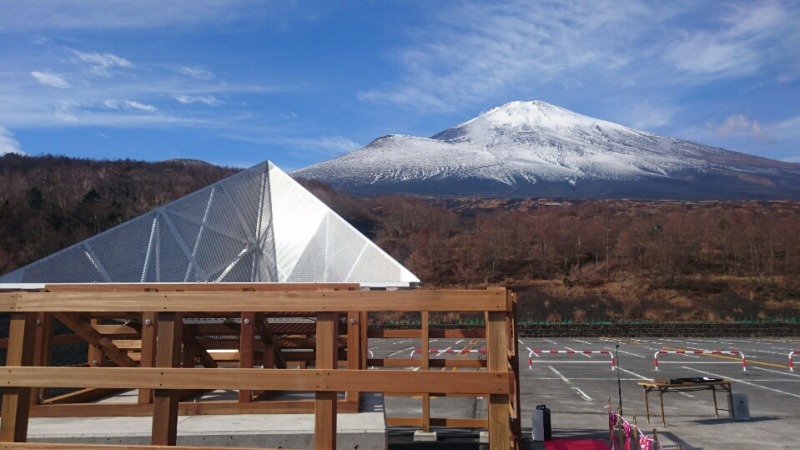 富士山五合目駐車場に設置された、コーナーリフレクタ