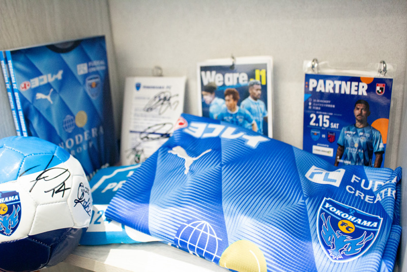 株式会社grabssがオフィシャルパートナー契約を締結しているサッカーチーム「横浜FC」のグッズ