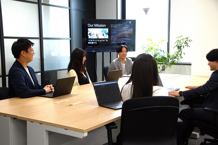 会議中の株式会社Groovementの社員たち その2