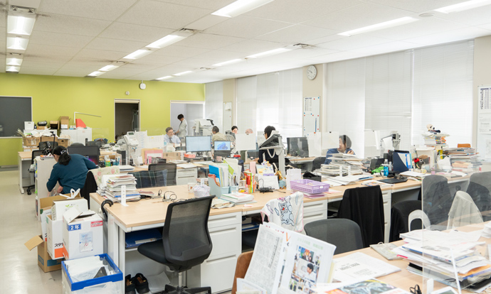 広尾学園小石川中学校・高等学校の職員室の風景