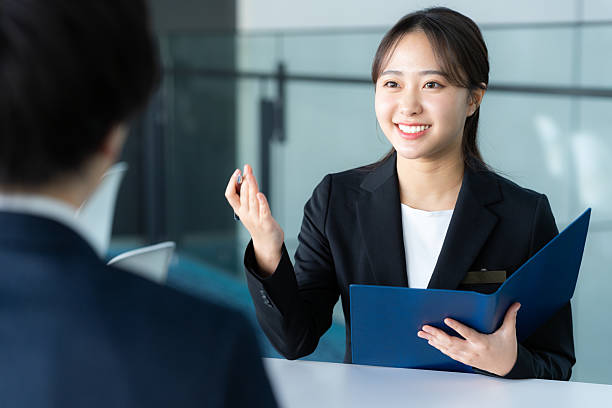 営業をしている女性